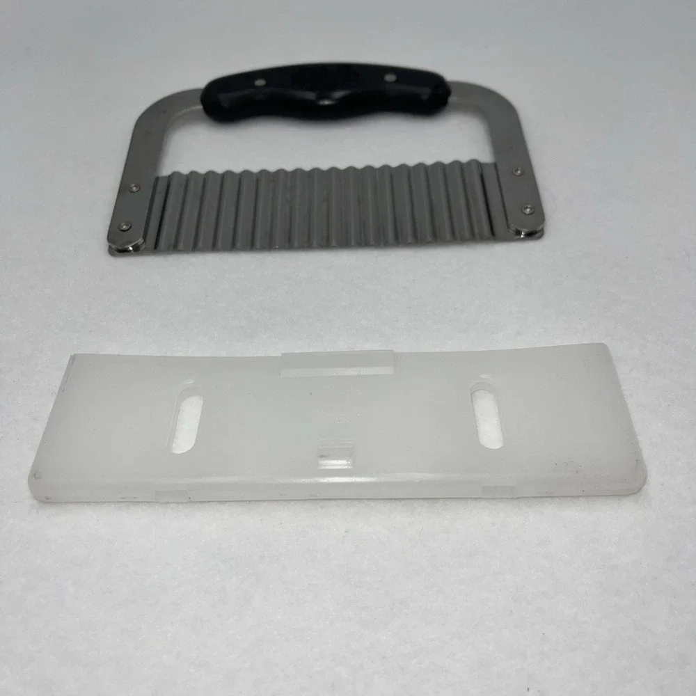 Pampered Chef Stainless Steel Crinkle Cutter with Blade Cover‎ Black Silver